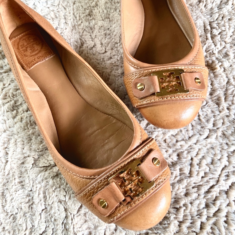 TORY BURCH Tan Flats W/ Gold Logo